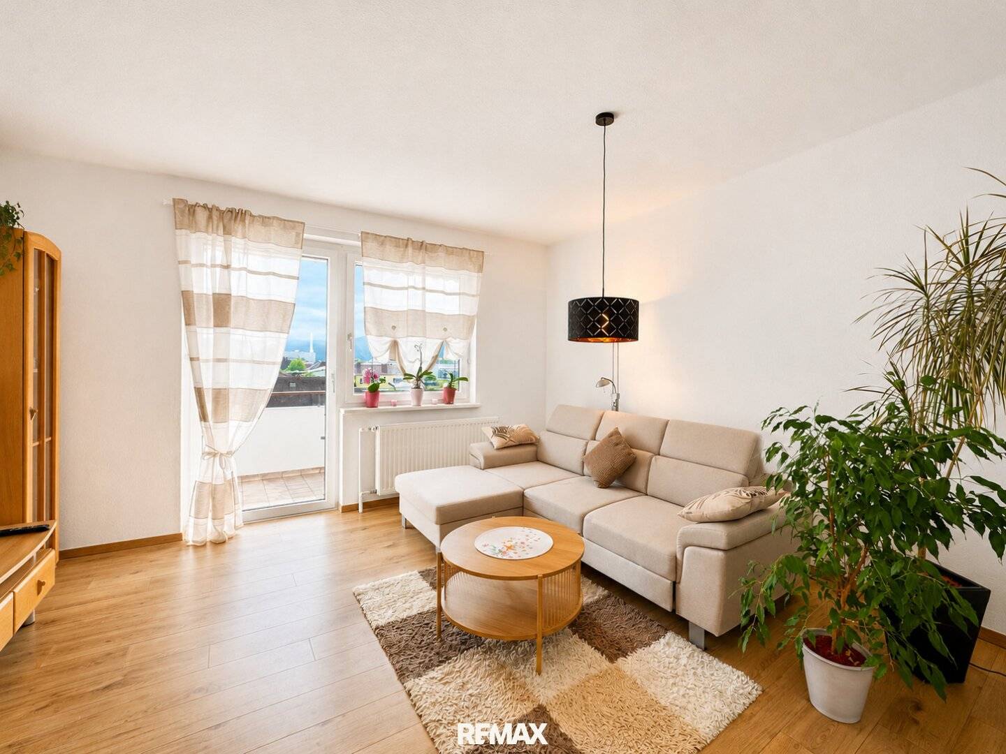 Frisch sanierte Wohnung mit Loggia und Carport