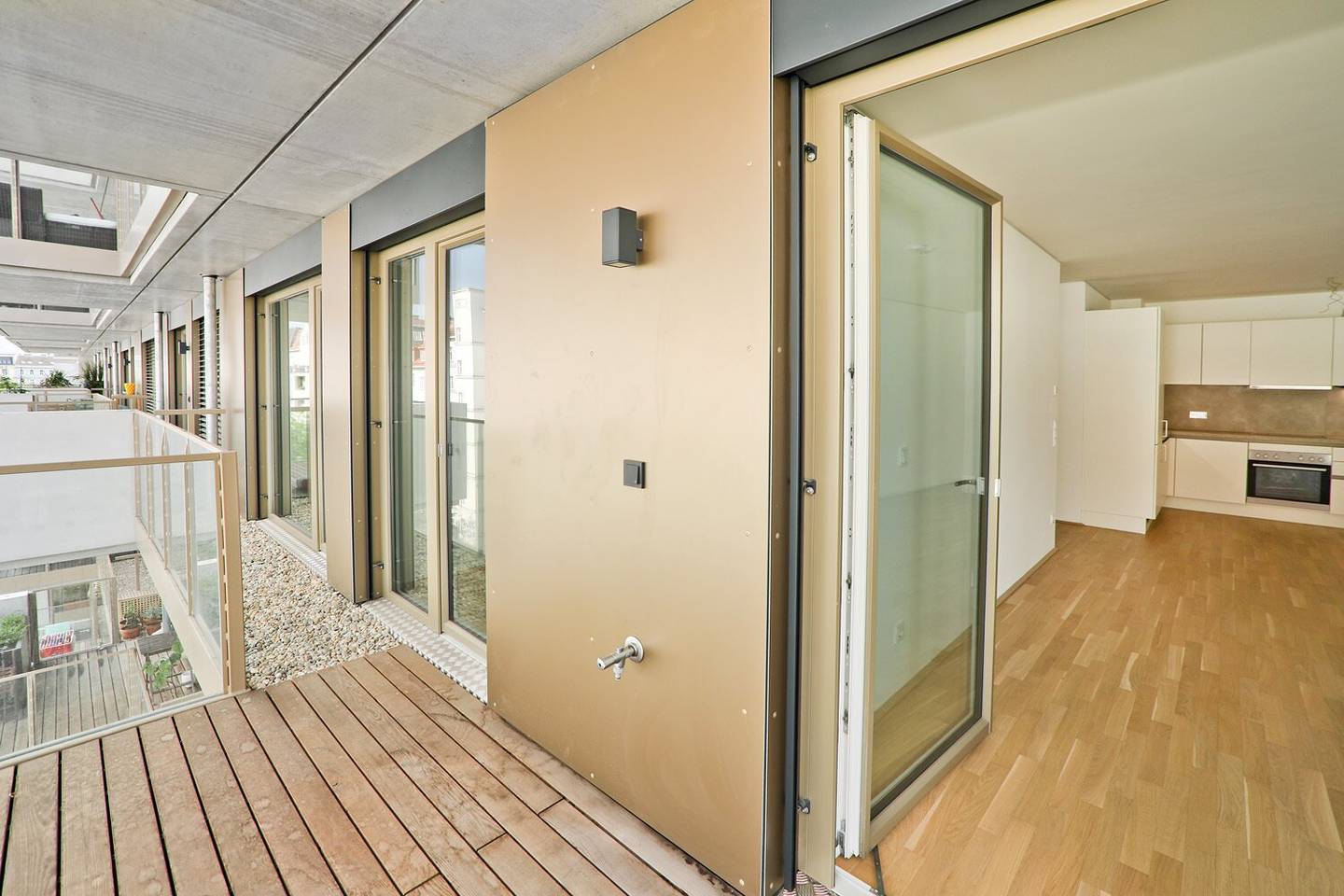 Modern new build apartment with loggia and parquet in Alsergrund