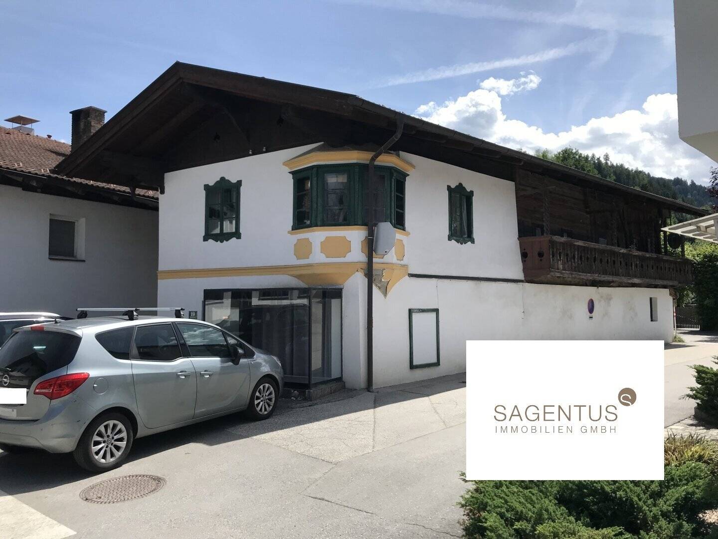 Sanierungsbedürftiges Haus mit Parkplätzen in Kolsass