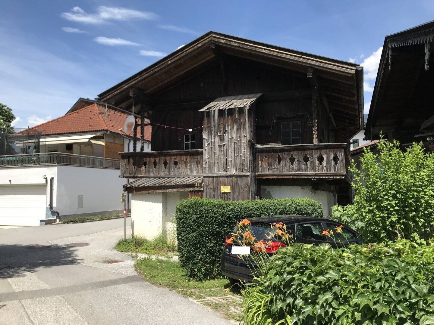 Sanierungsbedürftiges Haus mit Parkplätzen in Kolsass