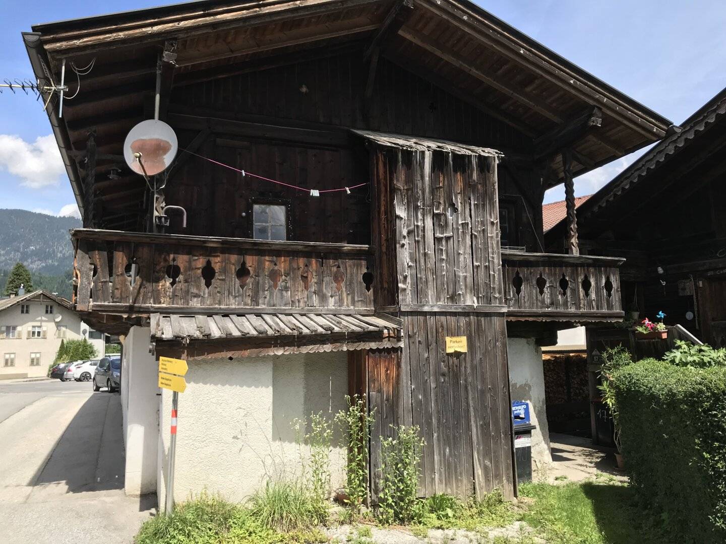Sanierungsbedürftiges Haus mit Parkplätzen in Kolsass