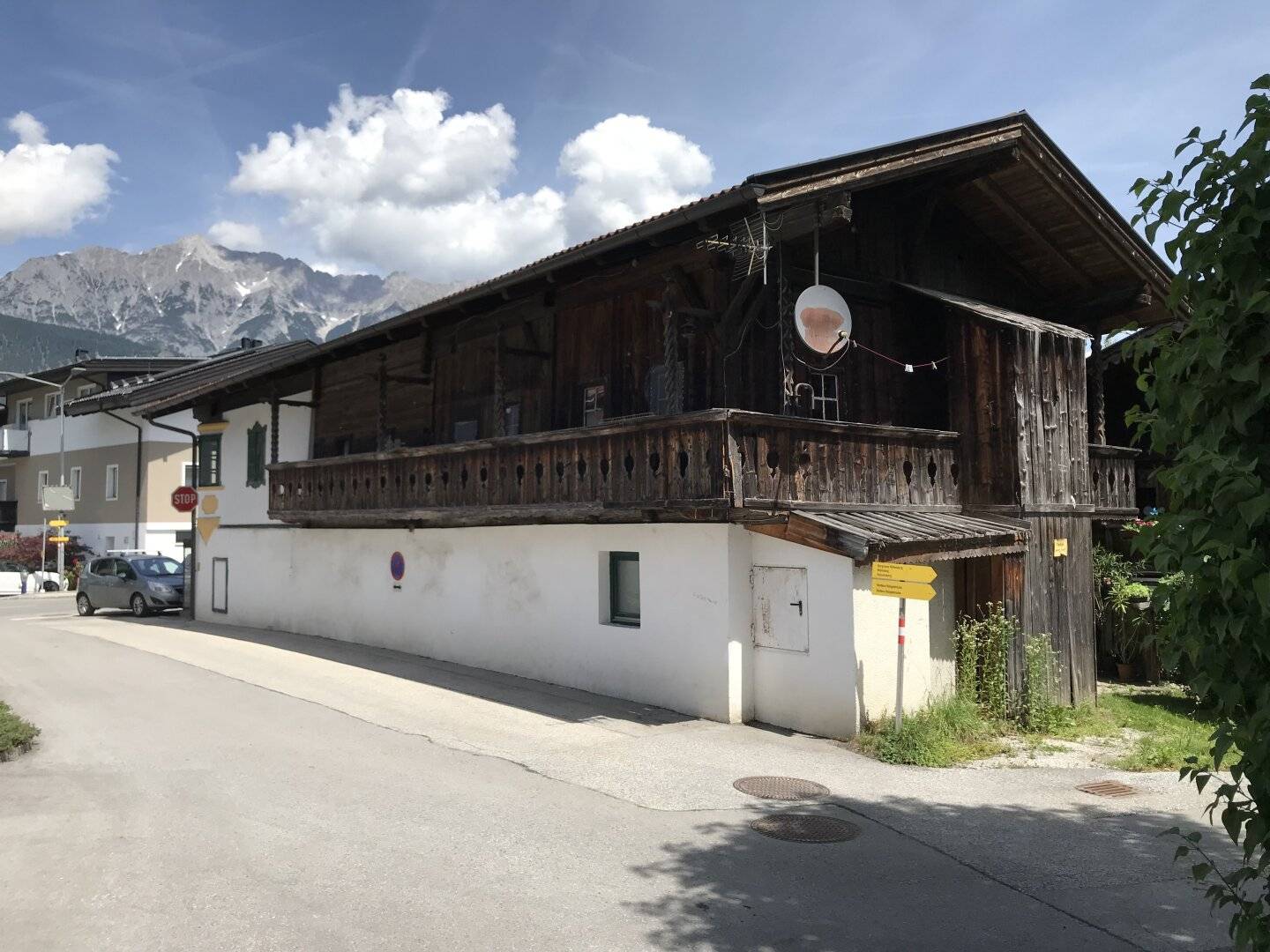 Sanierungsbedürftiges Haus mit Parkplätzen in Kolsass