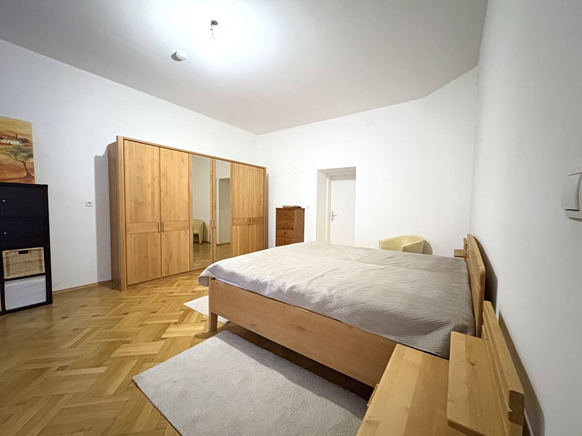 Old building apartment near Augarten quiet location