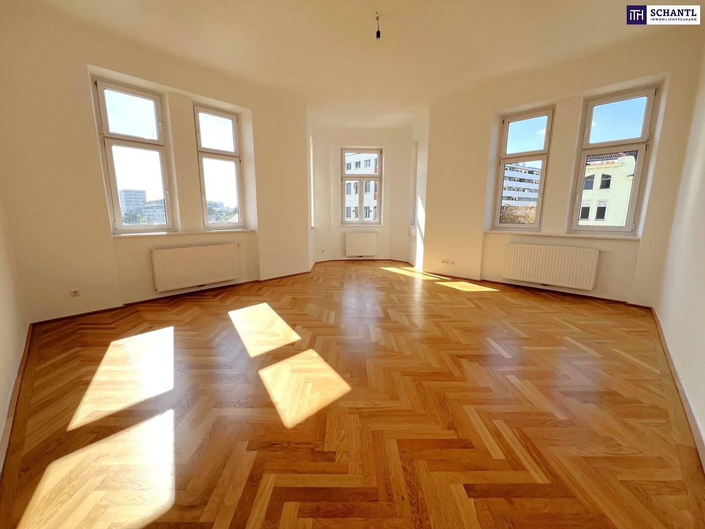 Altbauwohnung with bay window and lift near U3