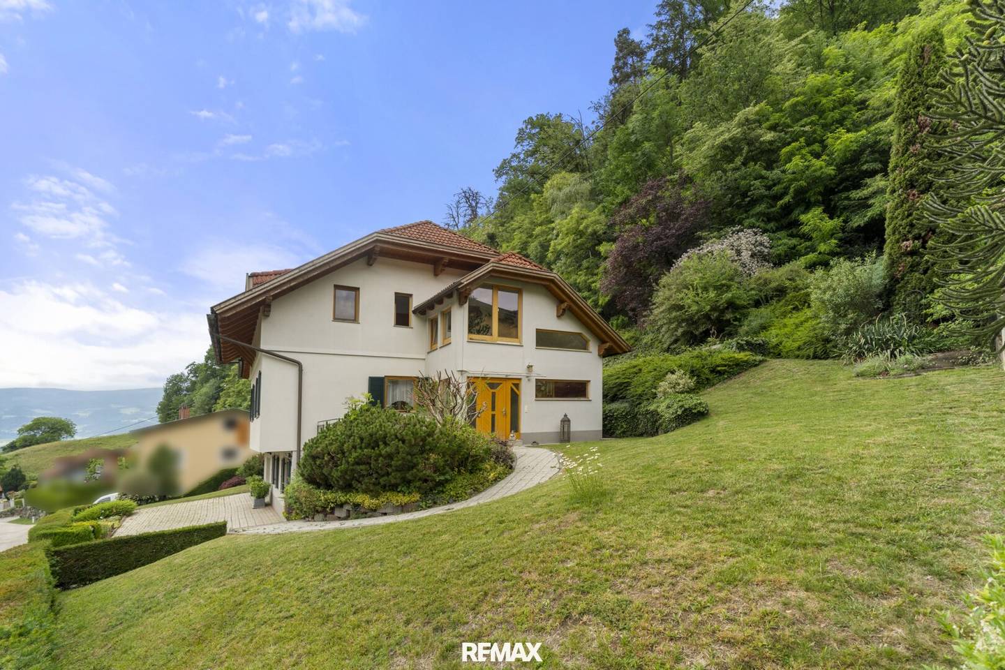 Ruhiges Zweifamilienhaus mit Panoramablick und zwei Garagen