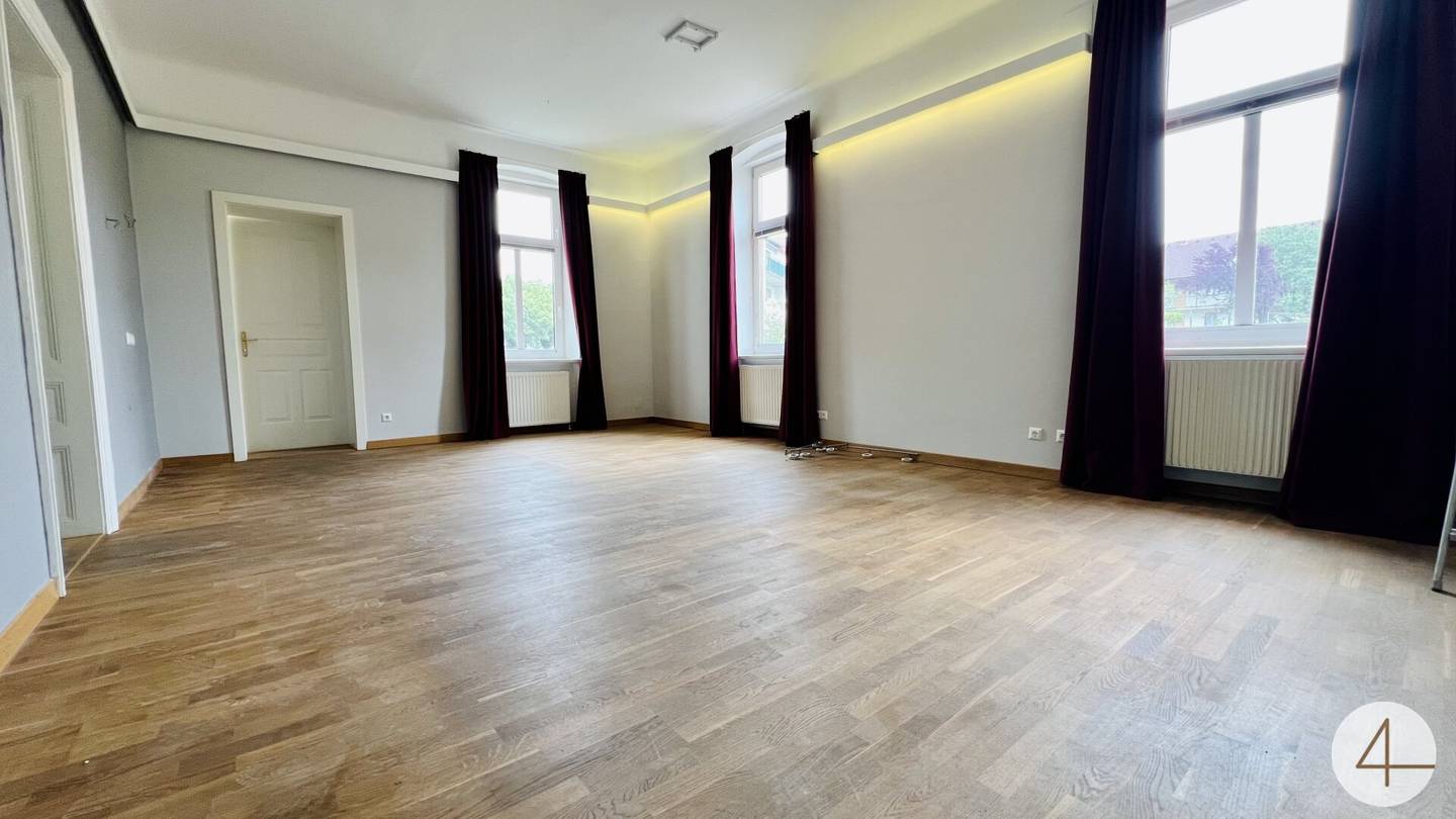 Apartment in old building with green view and parking near station