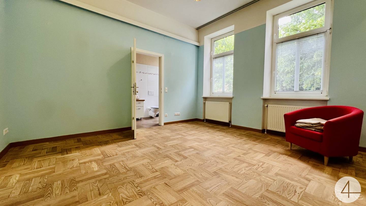 Apartment in old building with green view and parking near station