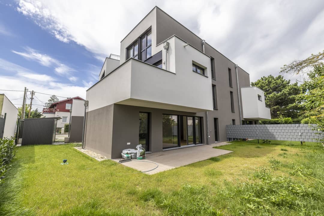 Neuwertige Doppelhaushälfte mit Terrassen und Garten