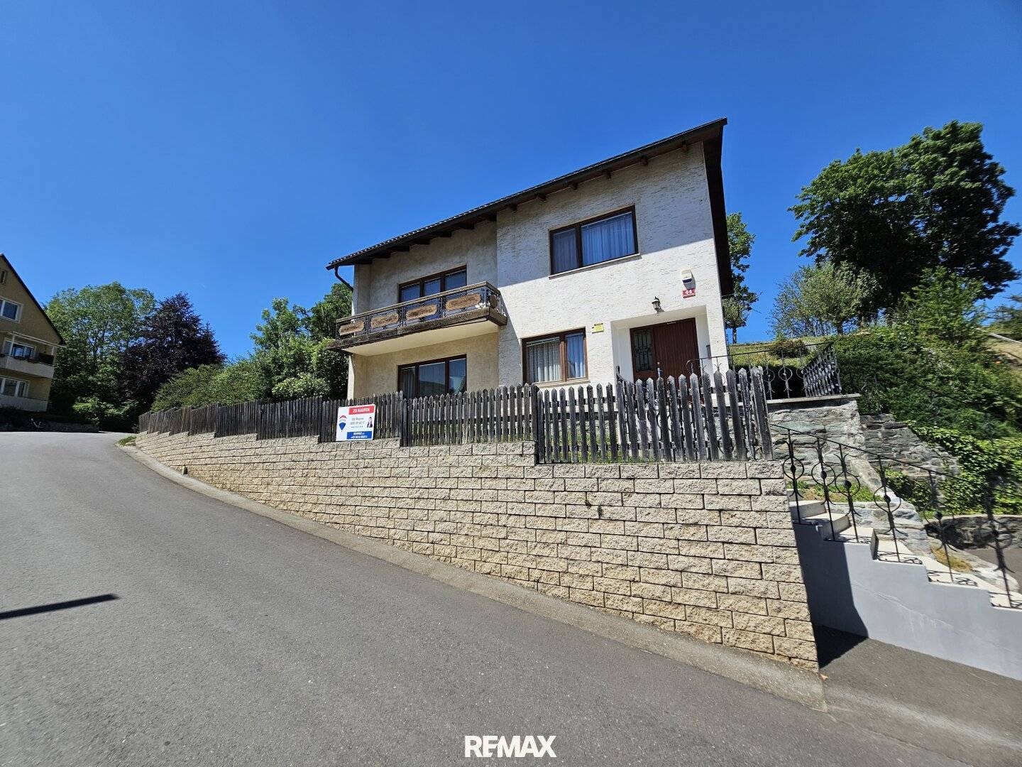 Einfamilienhaus mit Loggia und Garten in Hanglage