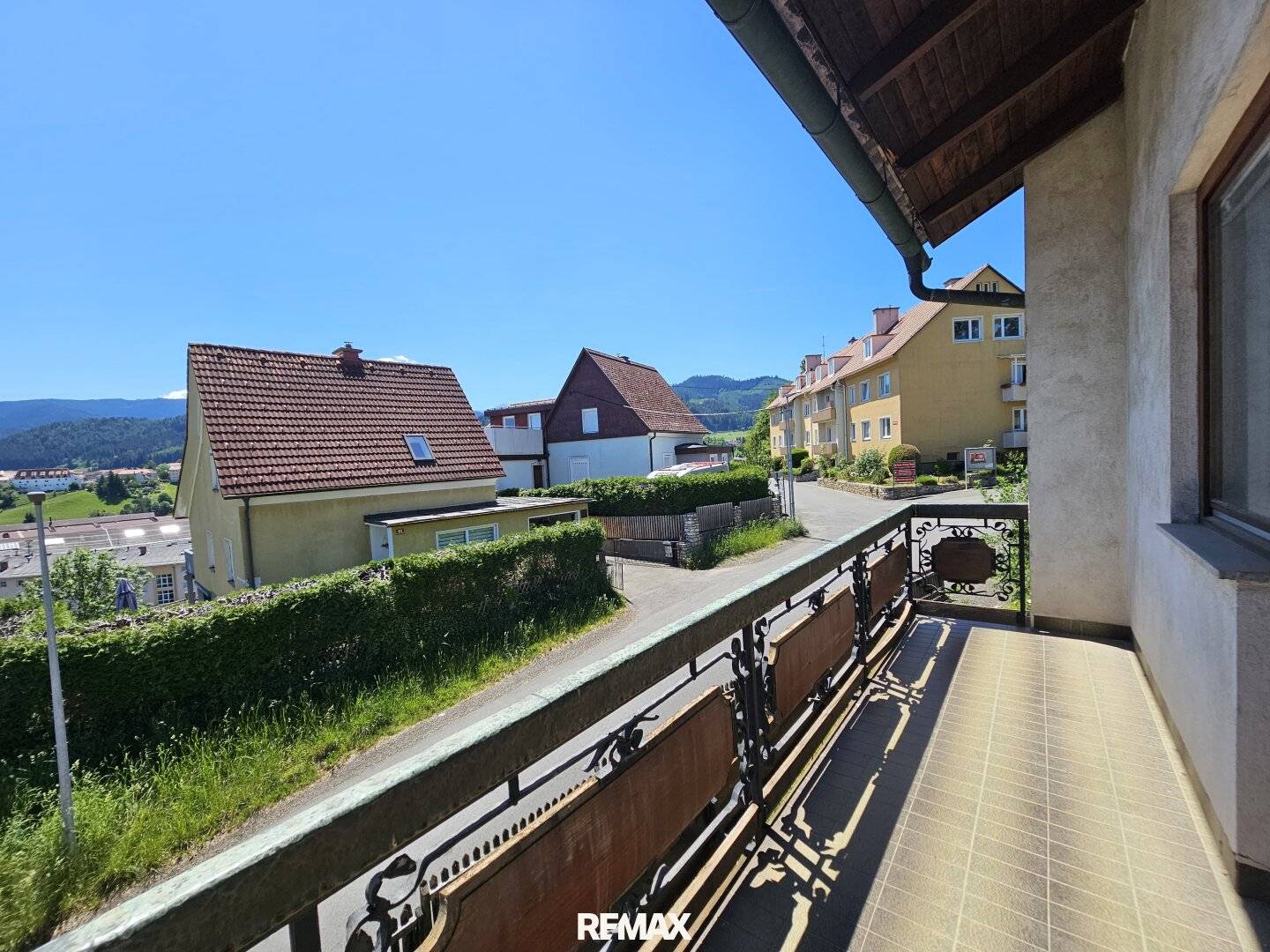 Einfamilienhaus mit Loggia und Garten in Hanglage