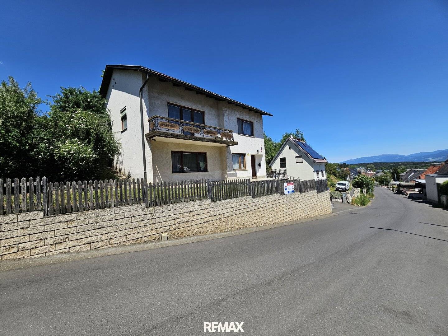 Einfamilienhaus mit Loggia und Garten in Hanglage