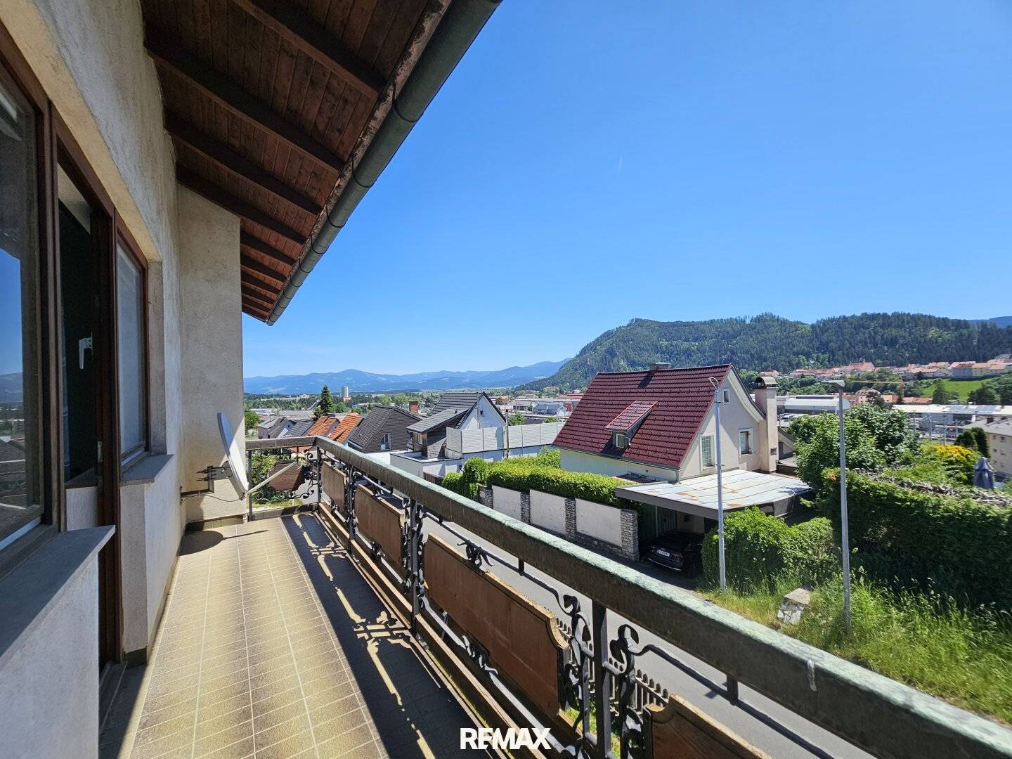 Einfamilienhaus mit Loggia und Garten in Hanglage