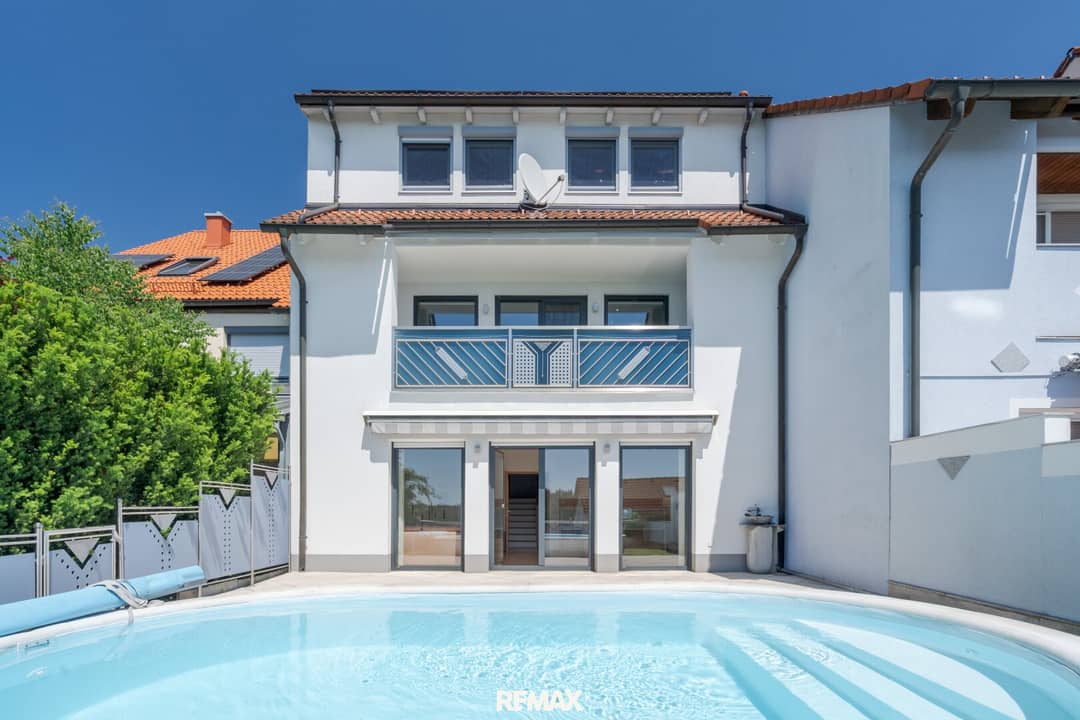 Modernisiertes Reihenhaus mit Pool und Panoramablick