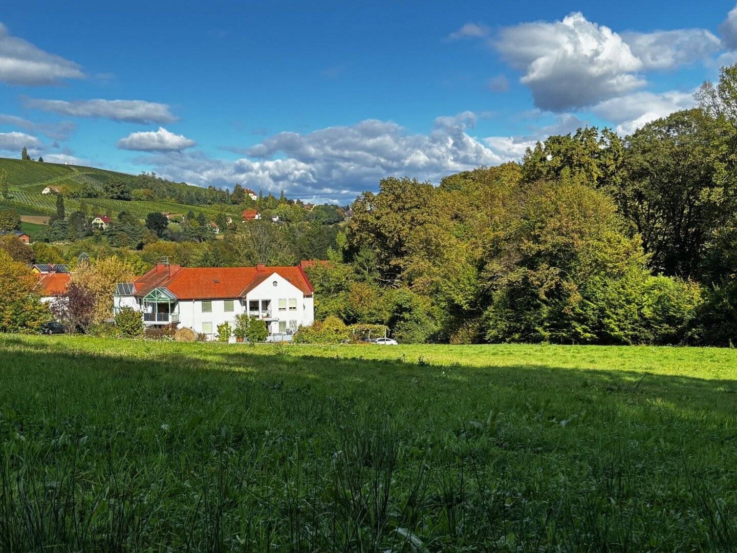 Baugrund in ruhiger Aussichtslage in Klöch, 946 m², Anschlüsse vorhanden