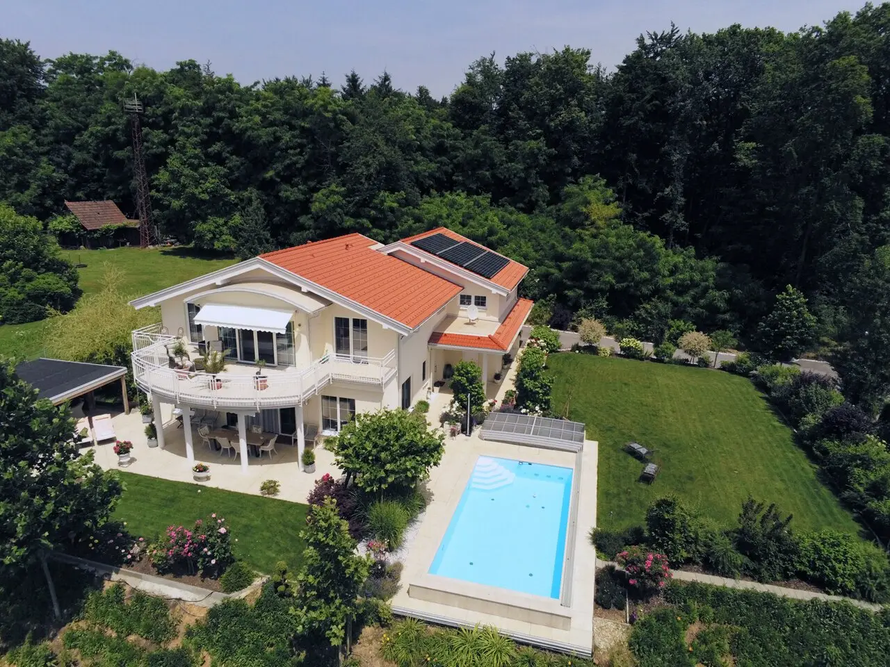 Magnificent country house with pool facilities, granted dwelling right for 15 years