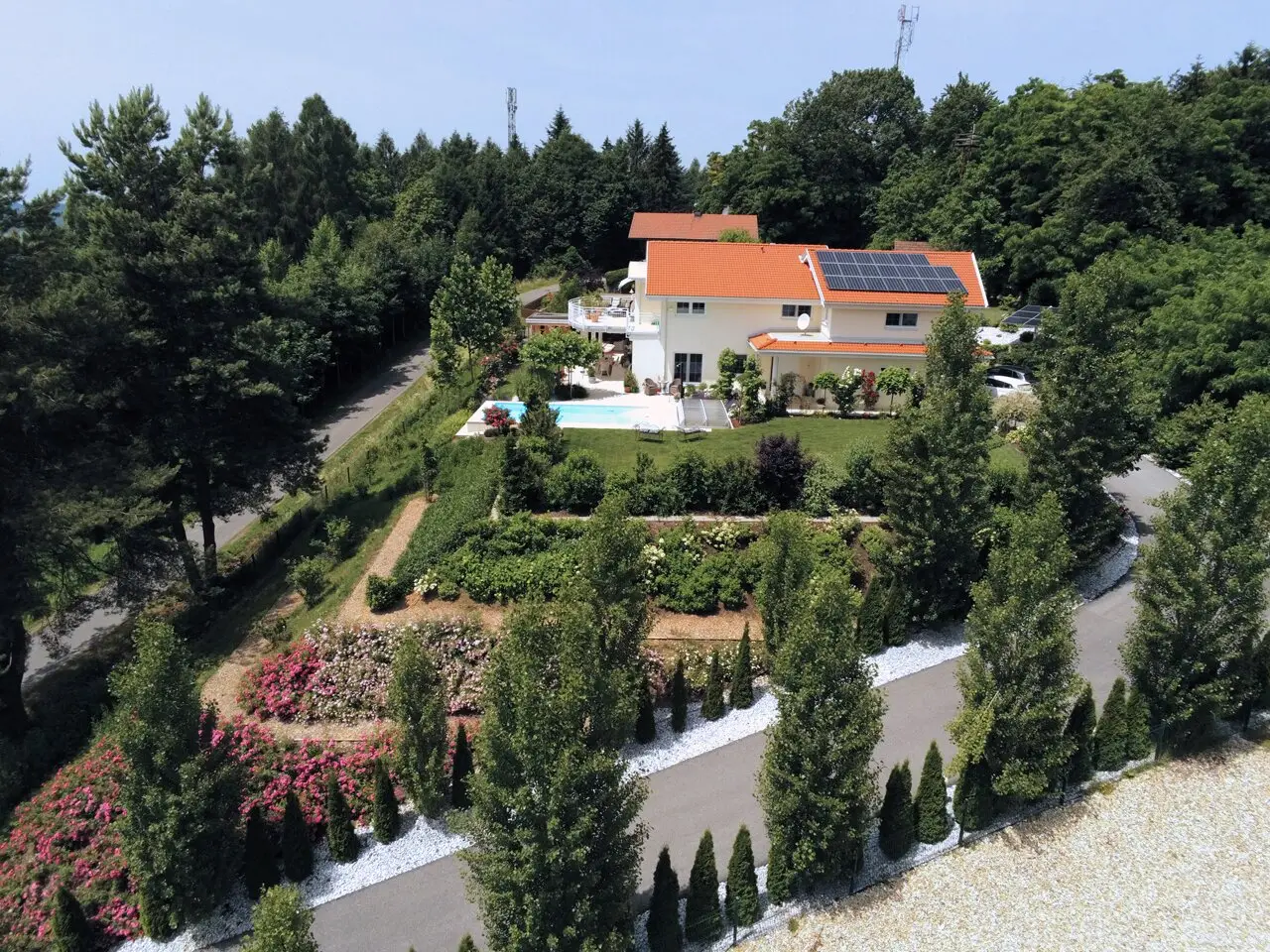 Magnificent country house with pool facilities, granted dwelling right for 15 years