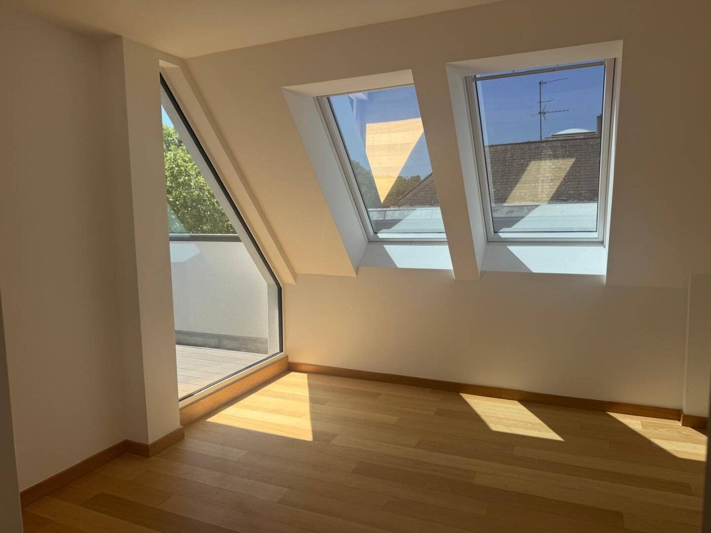Brand new top floor apartment with terrace near the park