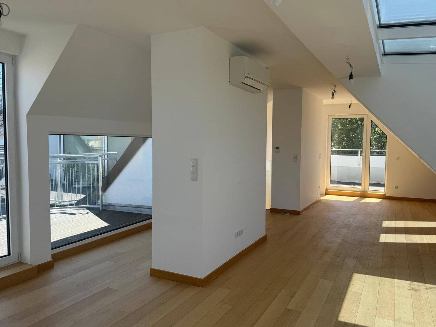 Brand new top floor apartment with terrace near the park