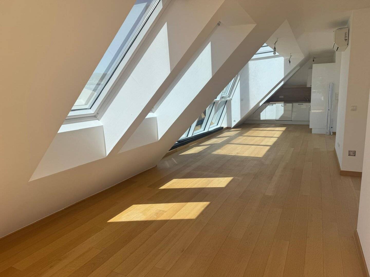 Brand new top floor apartment with terrace near the park