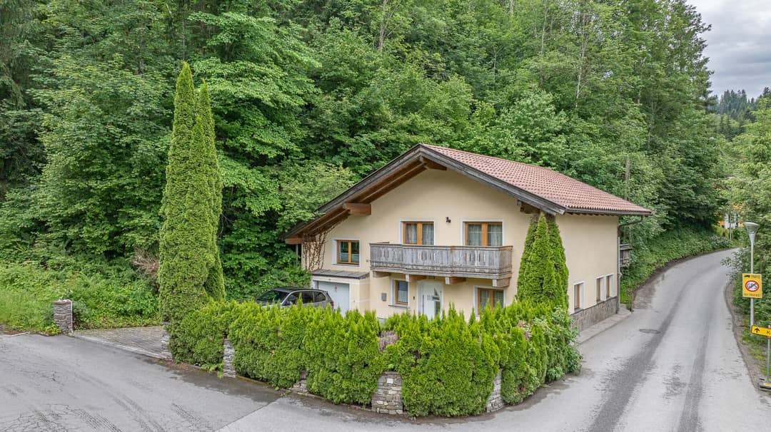 Einfamilienhaus mit Balkon und Terrasse am Waldrand