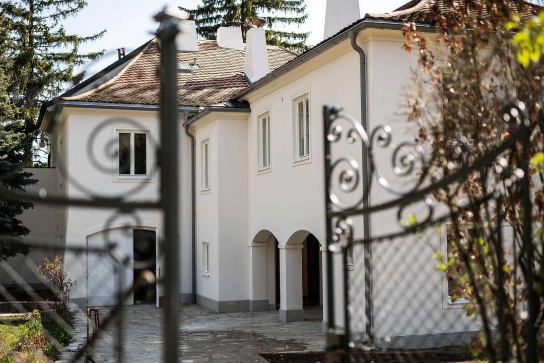 Renovated Gründerzeit Villa with Garden and Garage in Hietzing