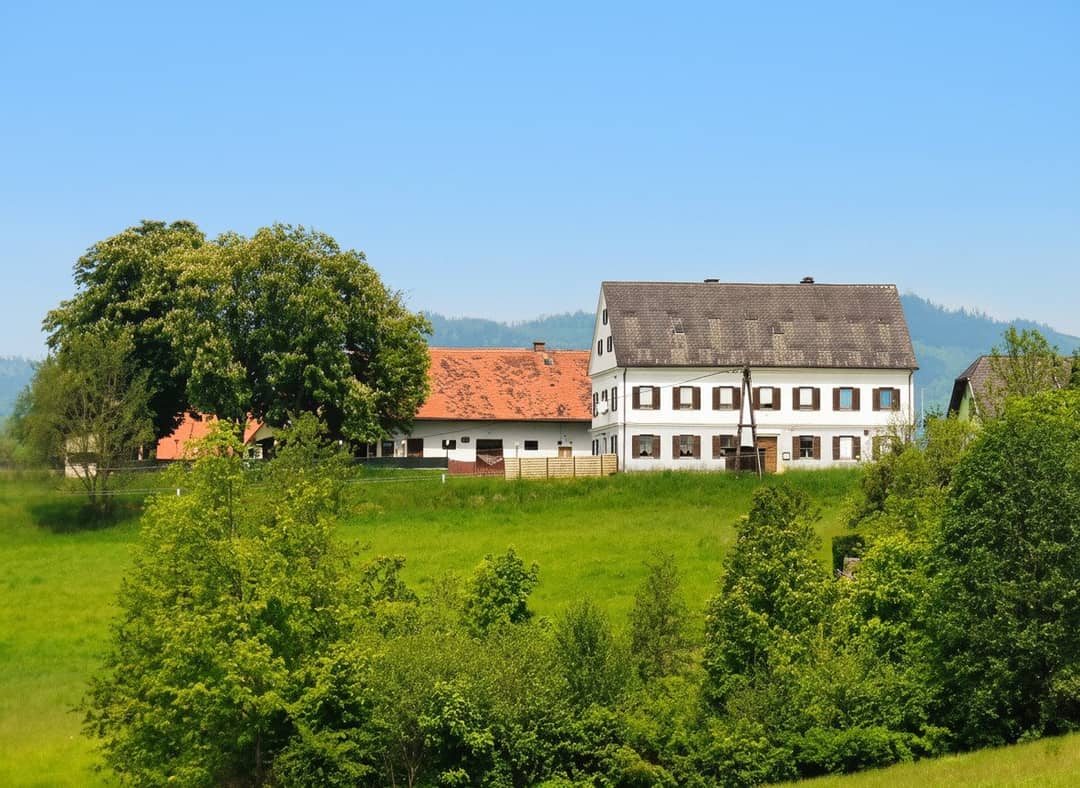 Ebenes 3.900m² Bauland mit beeindruckender Fernsicht, teilsaniertem Altbestand und Wirtschaftsgebäude.