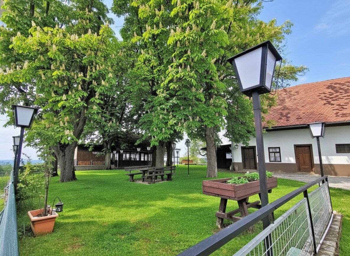 Ebenes 3.900m² Bauland mit beeindruckender Fernsicht, teilsaniertem Altbestand und Wirtschaftsgebäude.
