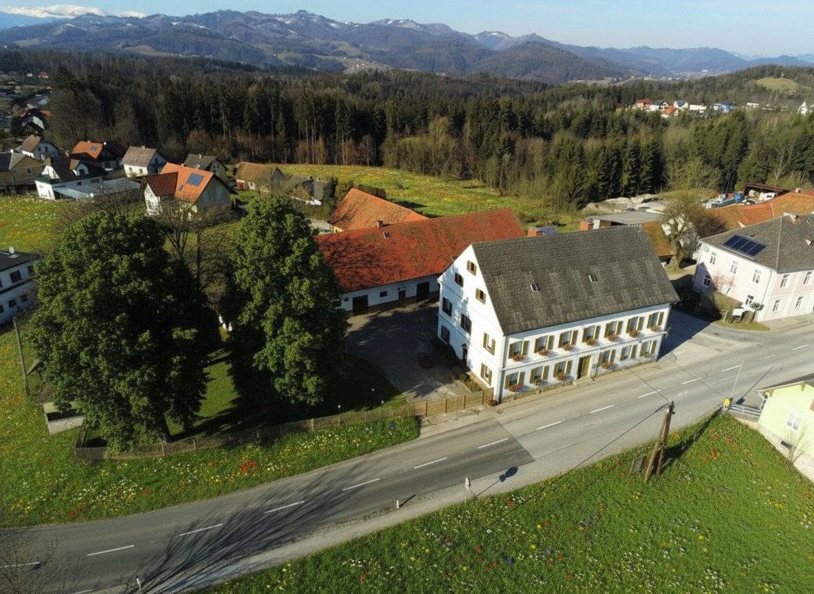 Ebenes 3.900m² Bauland mit beeindruckender Fernsicht, teilsaniertem Altbestand und Wirtschaftsgebäude.