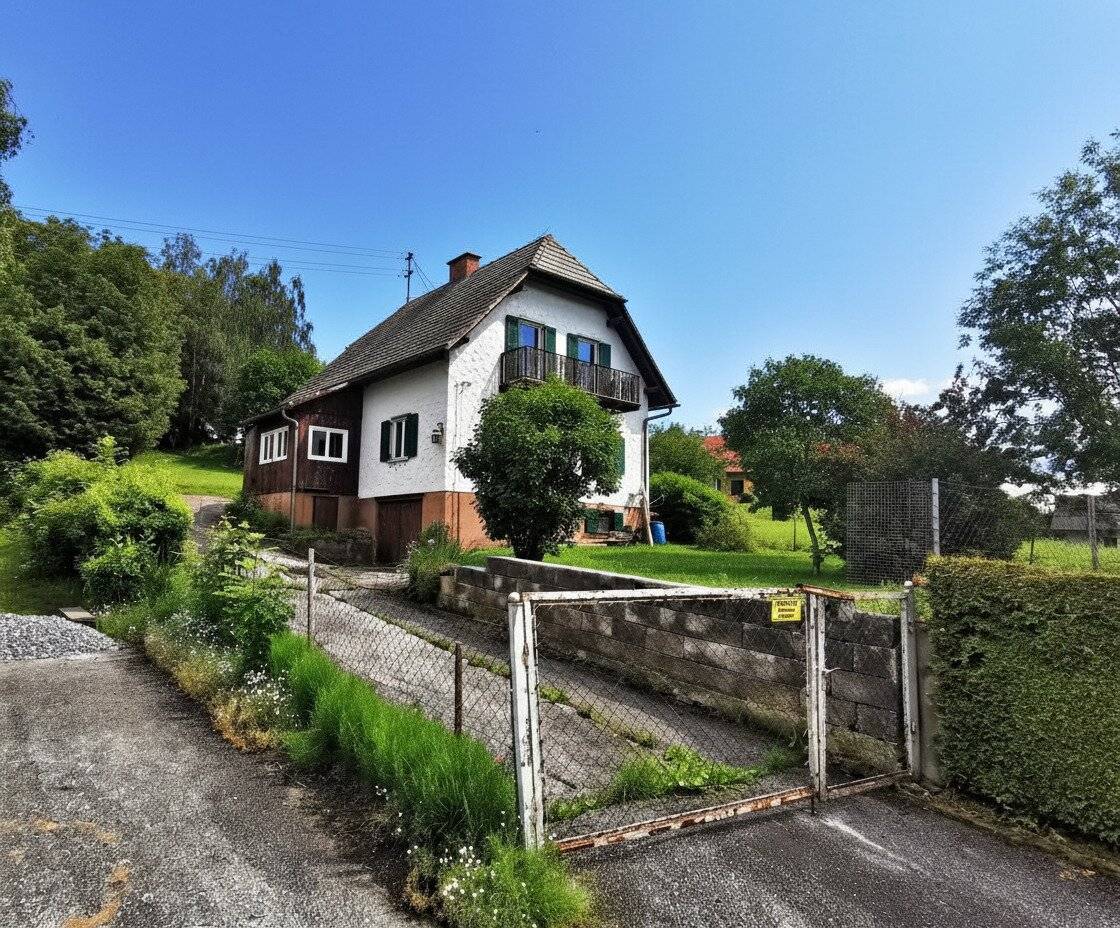 Single-family house at the end of a cul-de-sac in a sunny all-day view location