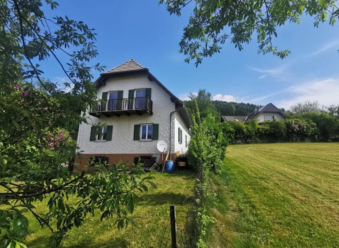 Single-family house at the end of a cul-de-sac in a sunny all-day view location