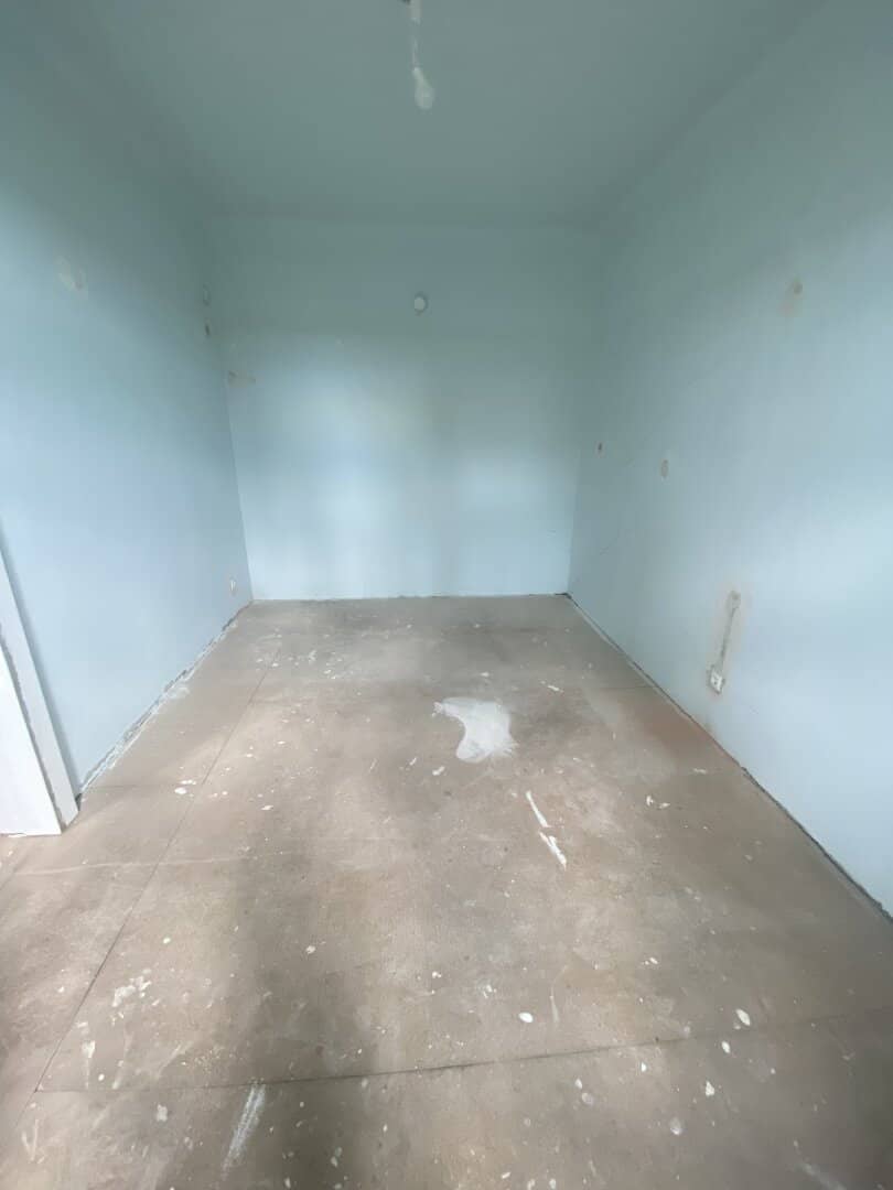 3-Room Apartment in Need of Renovation near Subway and Supermarket