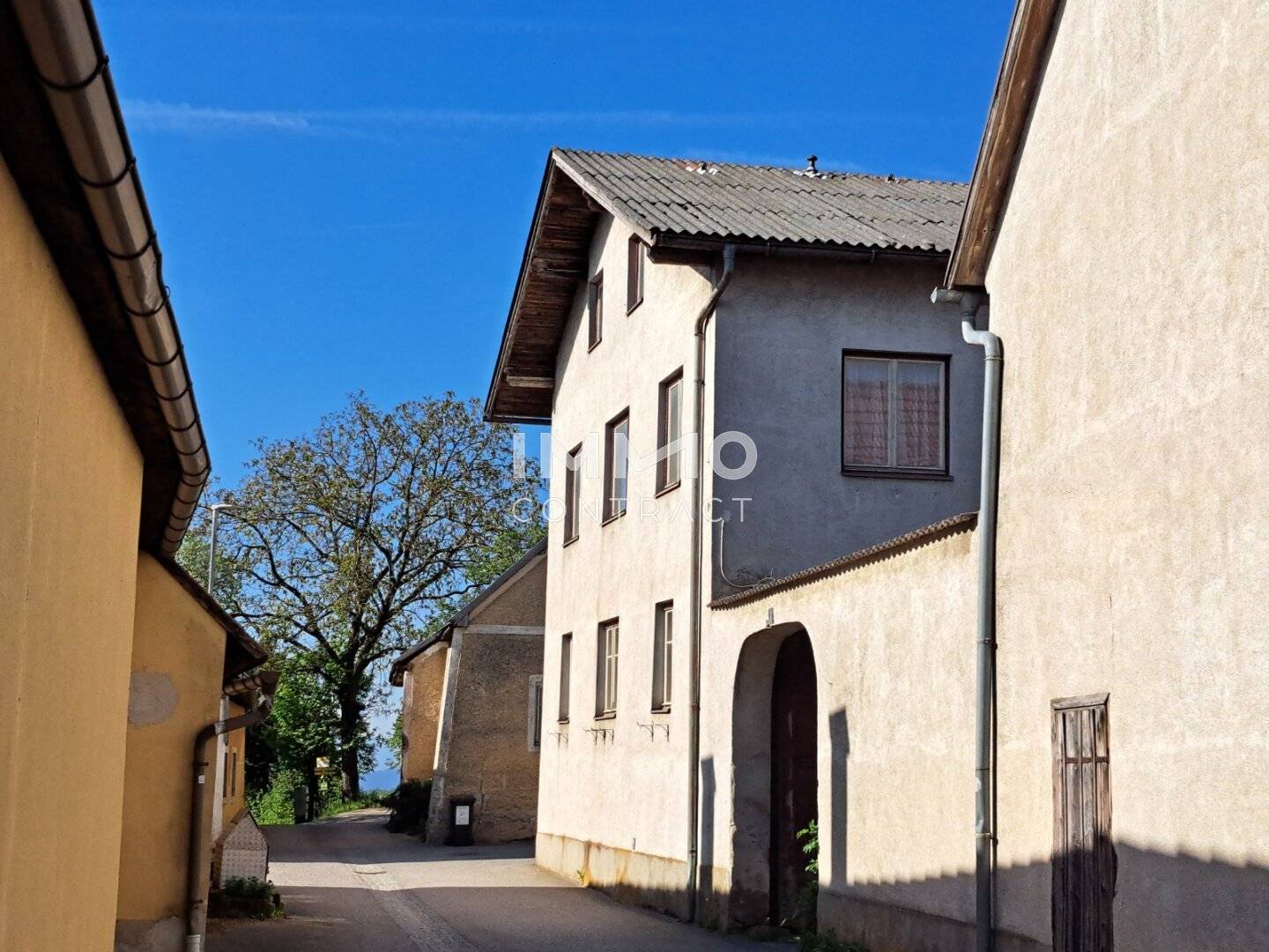 Charming Farmhouse with Courtyard and Garage in Maria Laach