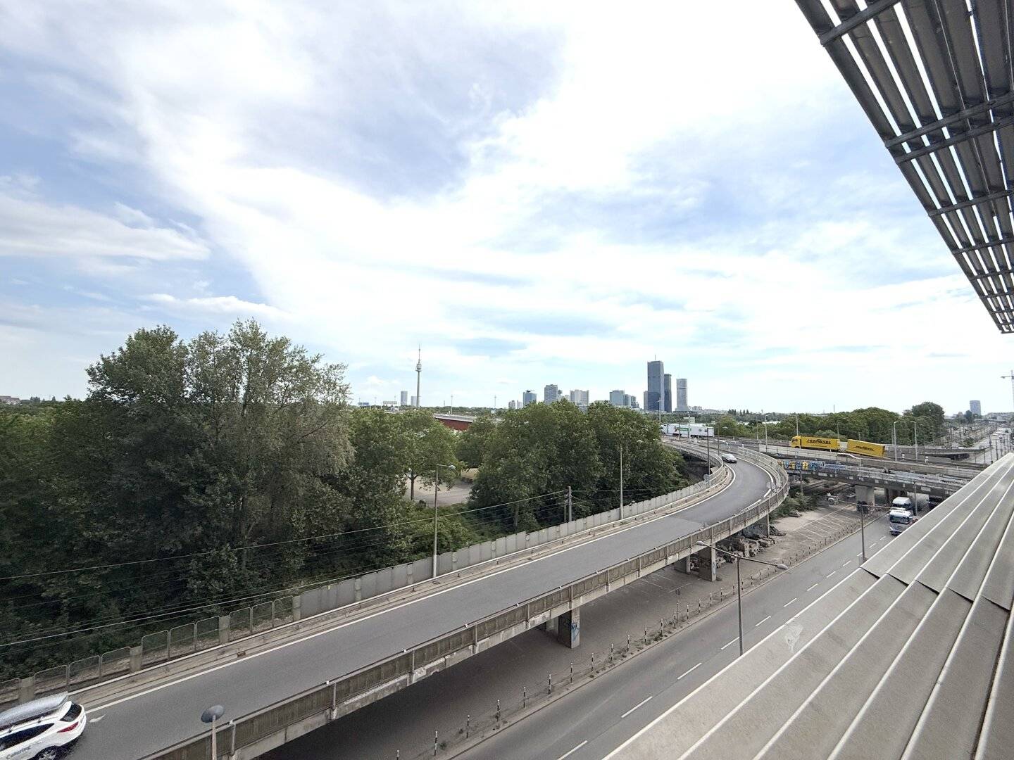 Donaublick Apartment | Two-room apartment with fitted kitchen and direct water view
