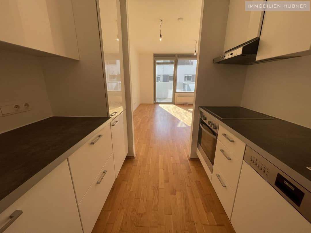 Blick von Küche ins Wohnzimmer