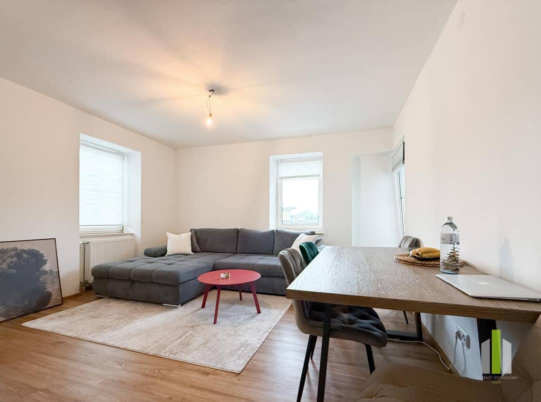 Altbauwohnung mit zwei Balkonen und Stellplatz