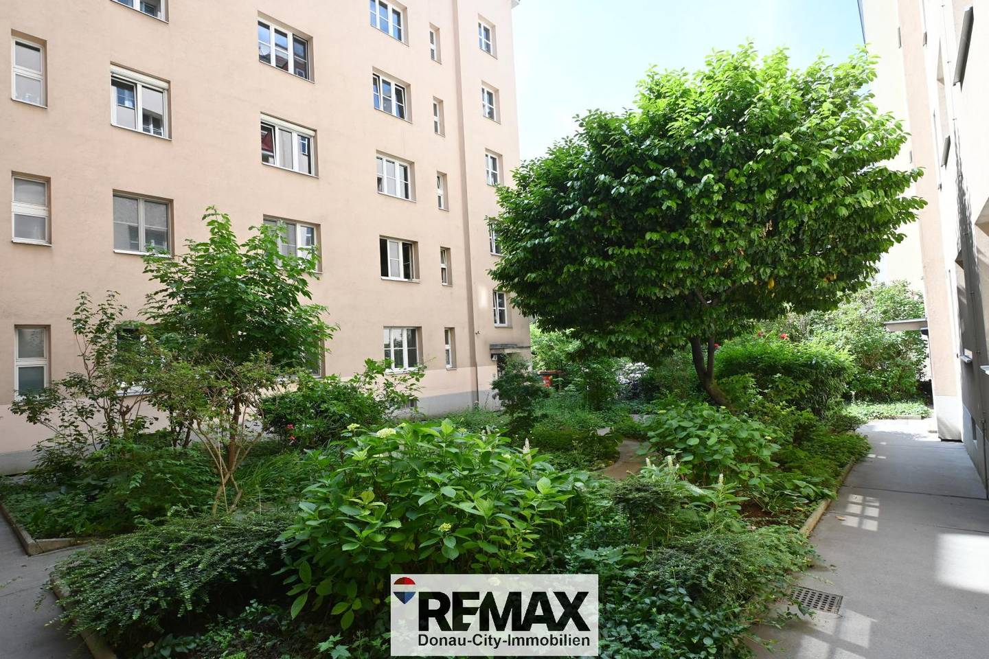 Top floor apartment near train station with view
