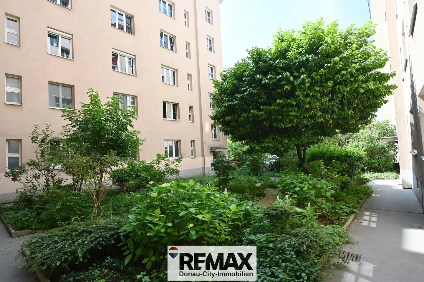Top floor apartment near train station with view
