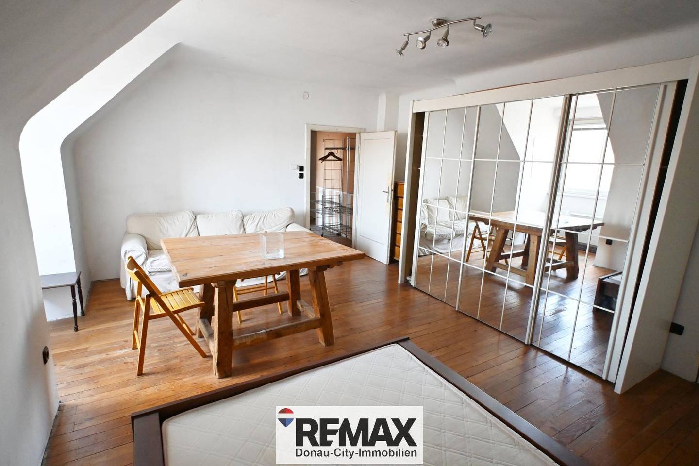 Top floor apartment near train station with view