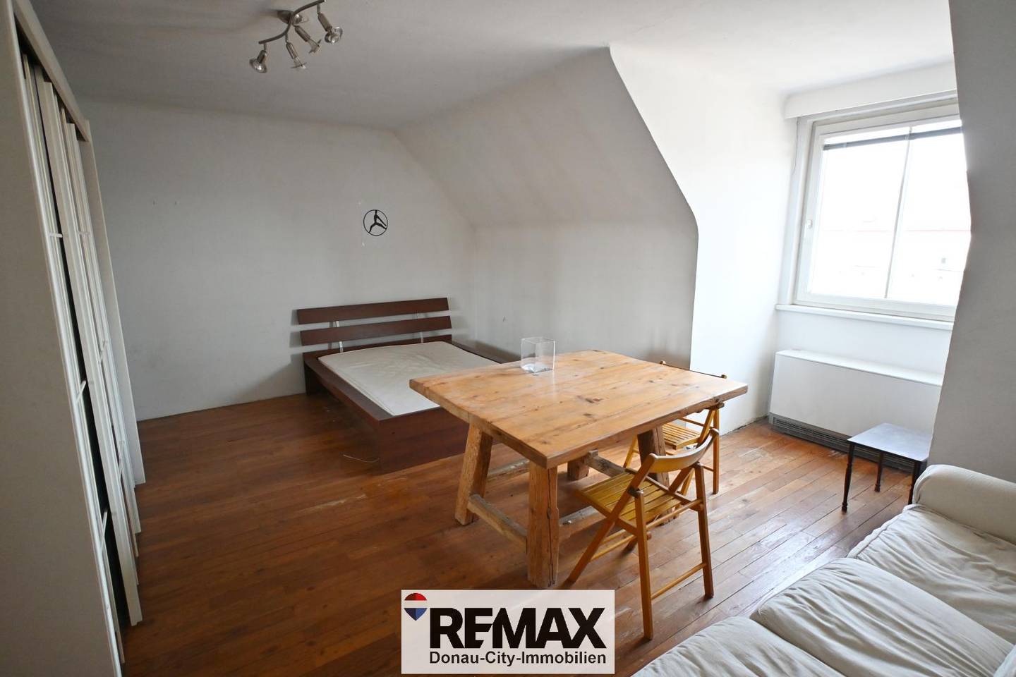Top floor apartment near train station with view
