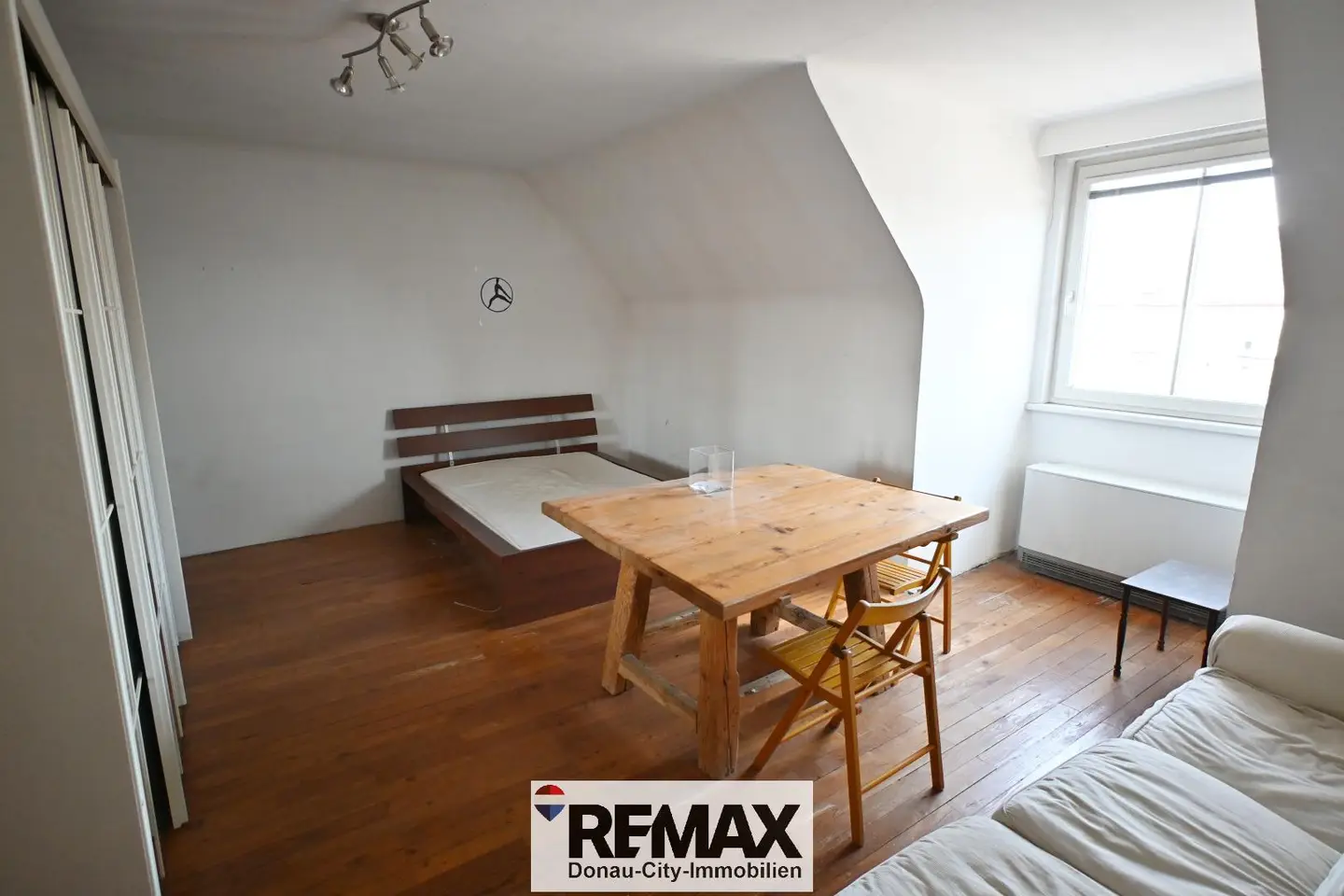 Top floor apartment near train station with view