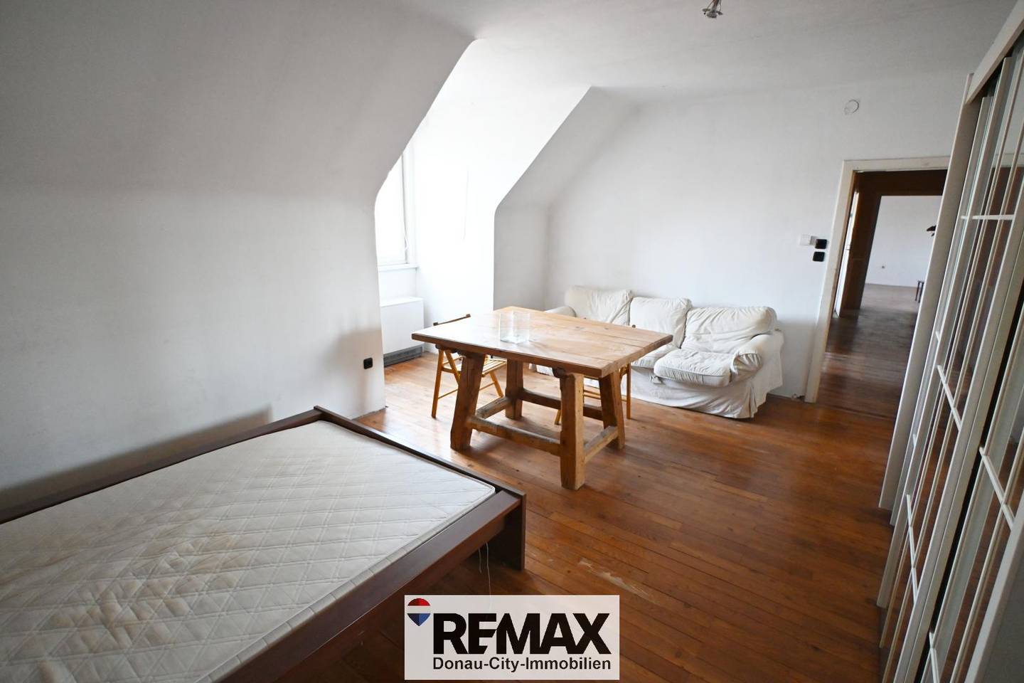 Top floor apartment near train station with view