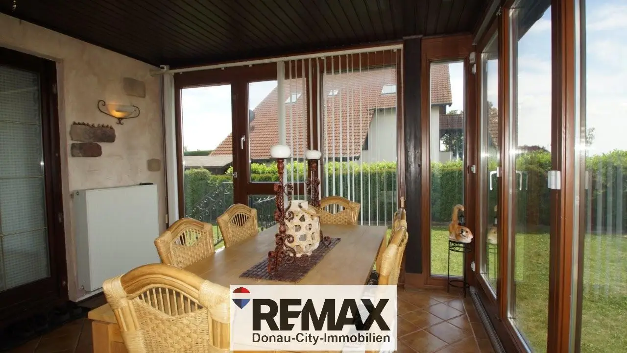 Detached house with winter garden and garden near Stockerau