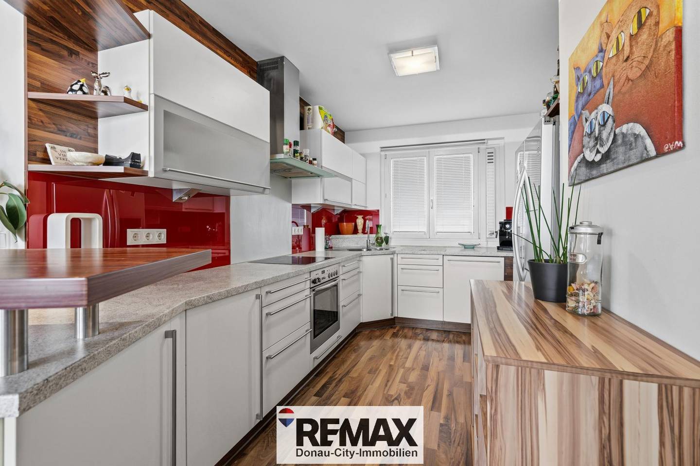Top floor apartment with 40 m² roof terrace and pool