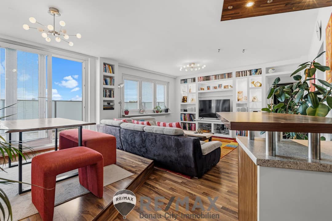 Top floor apartment with 40 m² roof terrace and pool