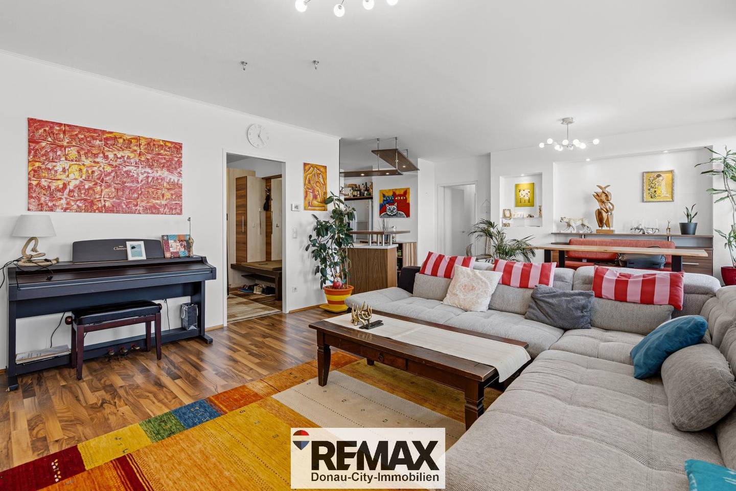 Top floor apartment with 40 m² roof terrace and pool