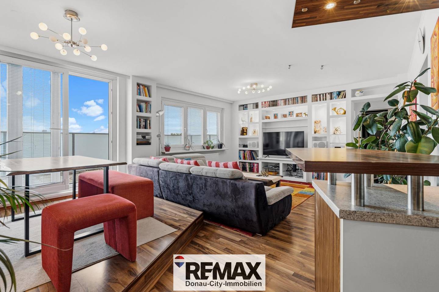 Top floor apartment with 40 m² roof terrace and pool