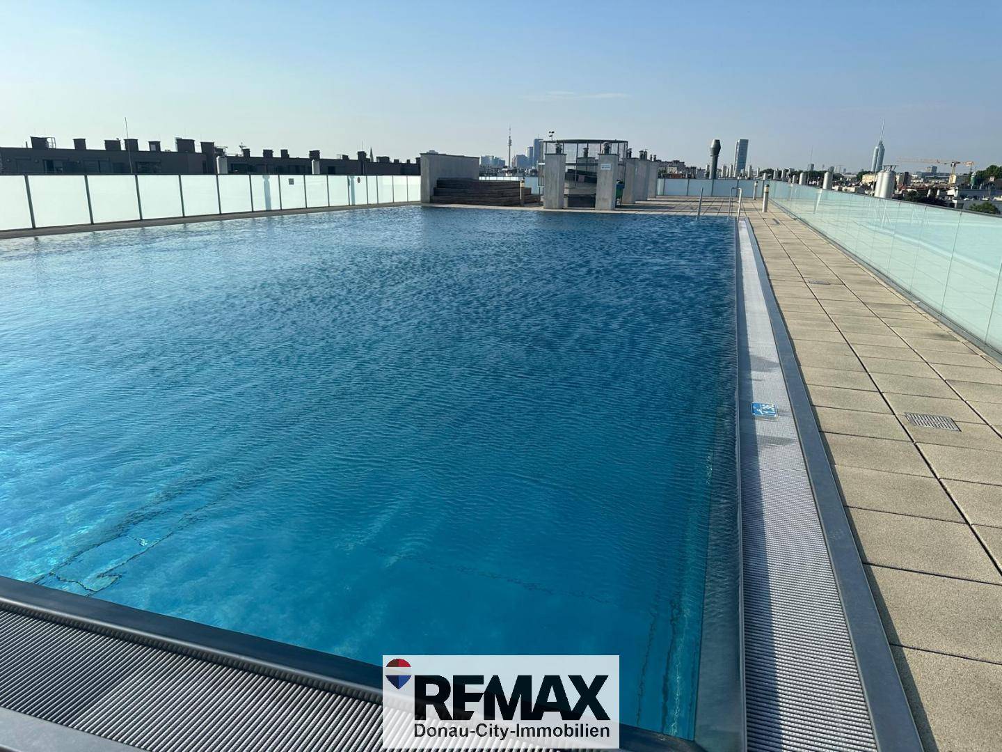 Top floor apartment with 40 m² roof terrace and pool