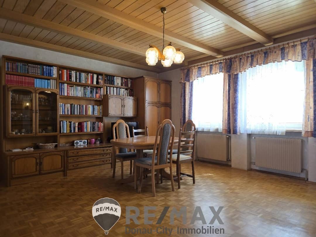 Mehrfamilienhaus mit zwei Wohneinheiten und Garage in zentraler Lage