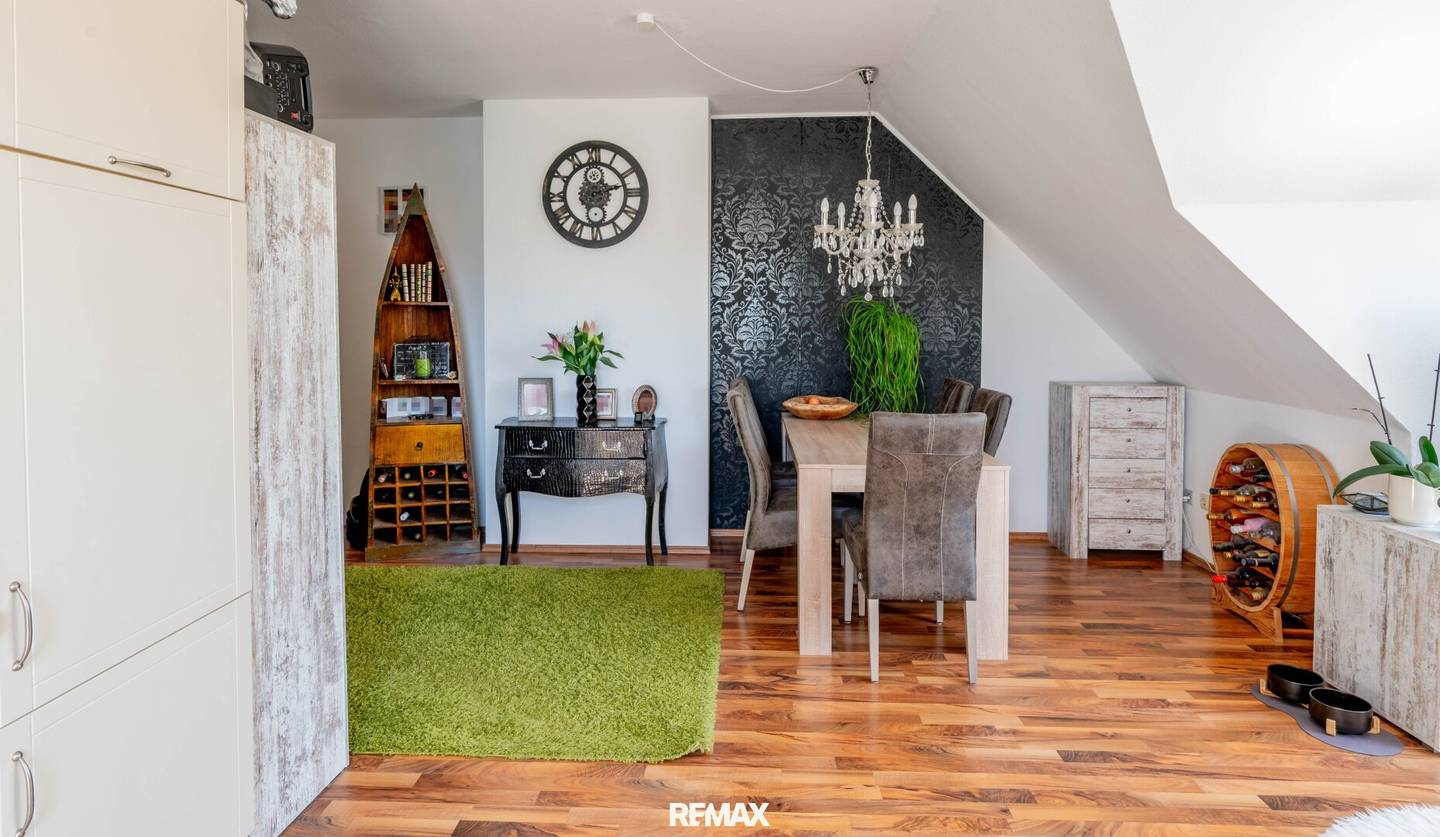 Sonnige Wohnung mit zwei Stellplätzen