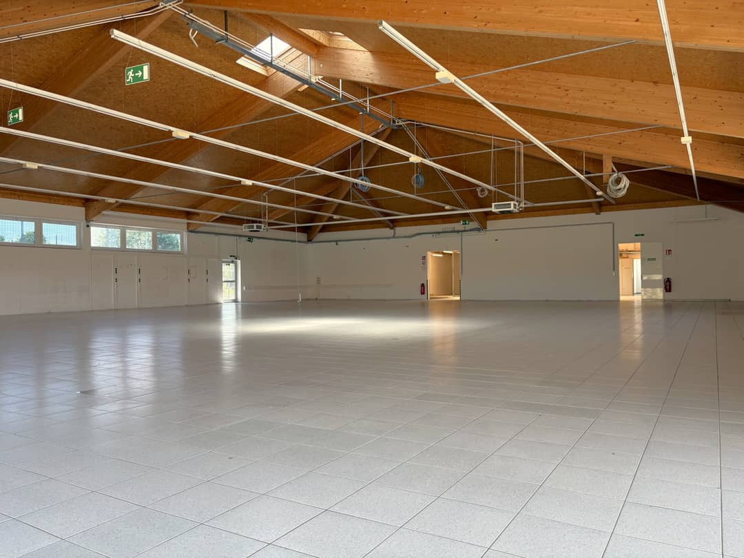 Verkaufsfläche mit Blick zum Lagerraum